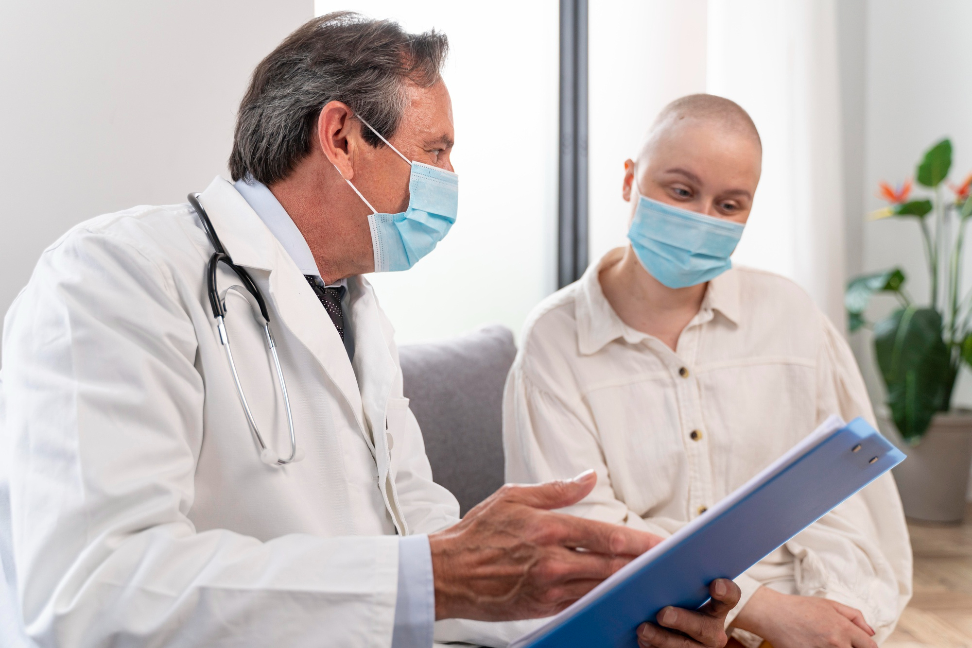 Médico conversando com paciente